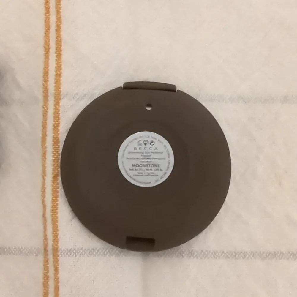 Makeup bundle -Mac eyeliner, Becca highlighter - Picture 7 of 9